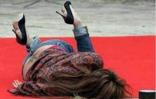 明星|曾经走红毯秀斗艳的女明星，令人啼笑皆非的尴尬场景