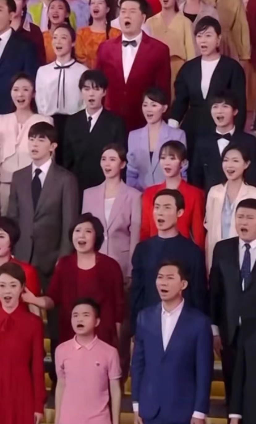 MARRY|参加央视演出期间，邓伦和杨紫坐在一起玩自拍，网友：好配