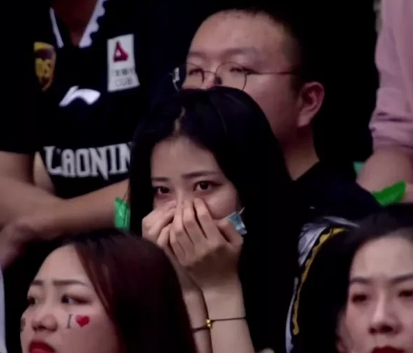 广东男篮|CBA总决赛观众席最抢眼的三位女子，前两位都认识，最后一位知道是谁吗？