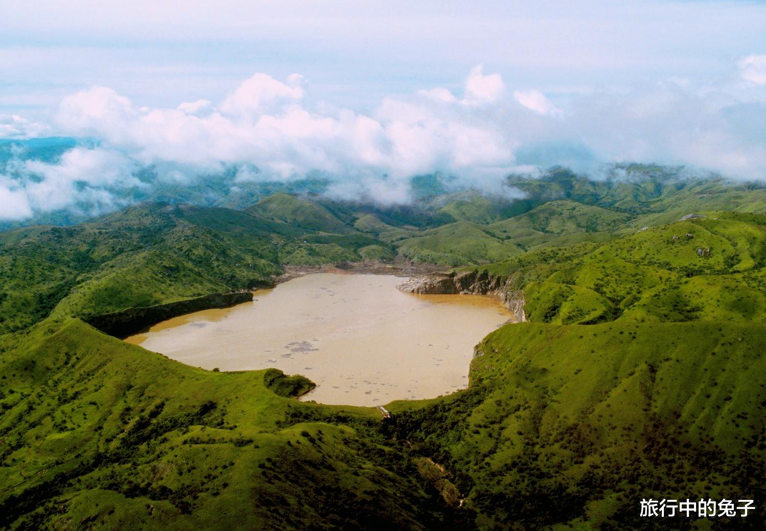 科学家 非洲“怪湖”，一夜夺走2000人生命，专家抽干后在湖底找到元凶