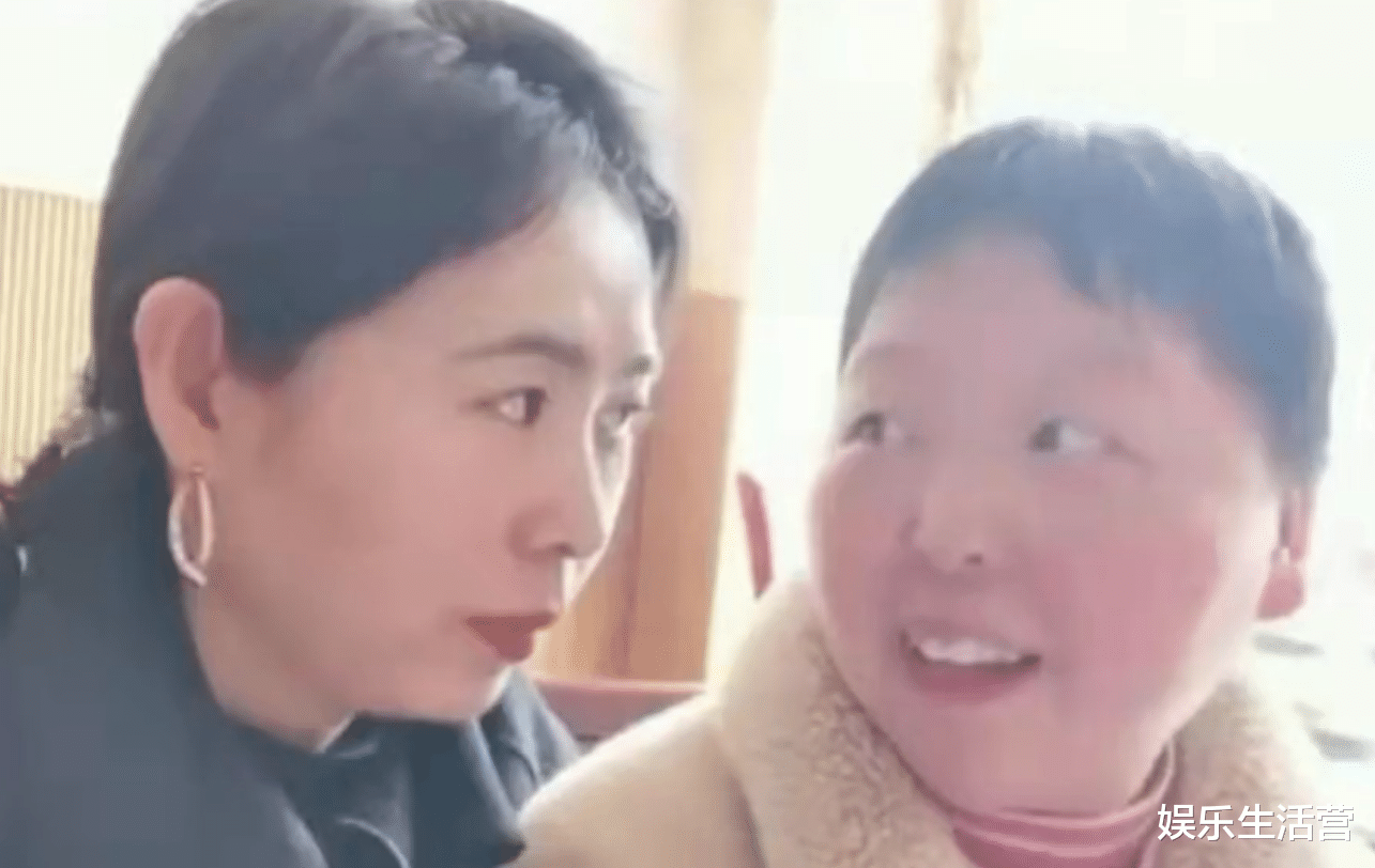 郭希宽|郭希宽全家聚餐,一家共用一张脸,网友:确定是女婿不是儿子?