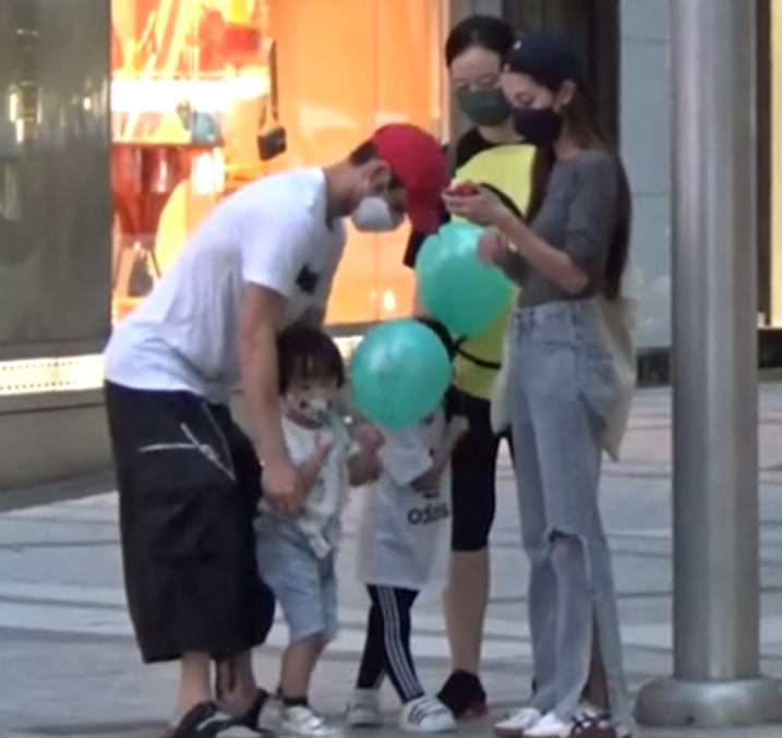 赵丽颖|陈凯琳夫妇带大儿子逛街，郑嘉颖哄娃有一手，一家三口互动有爱