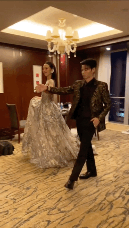 蔡少芬|张晋“踢”老婆蔡少芬裙子的那一脚，终究还是“惹事”了？