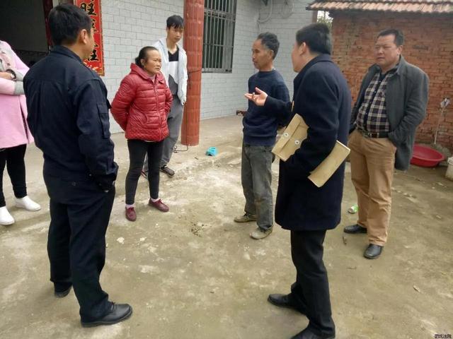 哑铃妈妈|“你孩子练琴,我孙子还睡不睡?老人敲门责难,宝妈的回击很解气