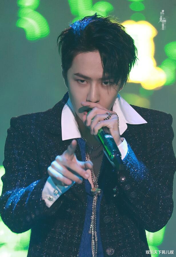 王一博|出发照曝光！王一博随韩红爱心基金会驰援河南，素颜显低调，韩红瘦好多