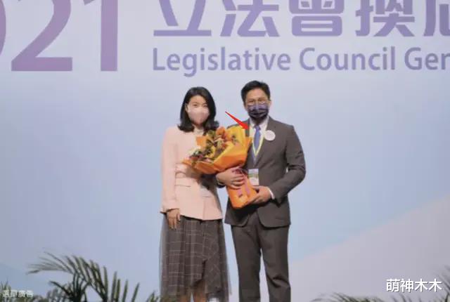 霍启刚|霍启刚就任仪式有气场，配饰显妻奴本色，被调侃口罩也是老婆给的