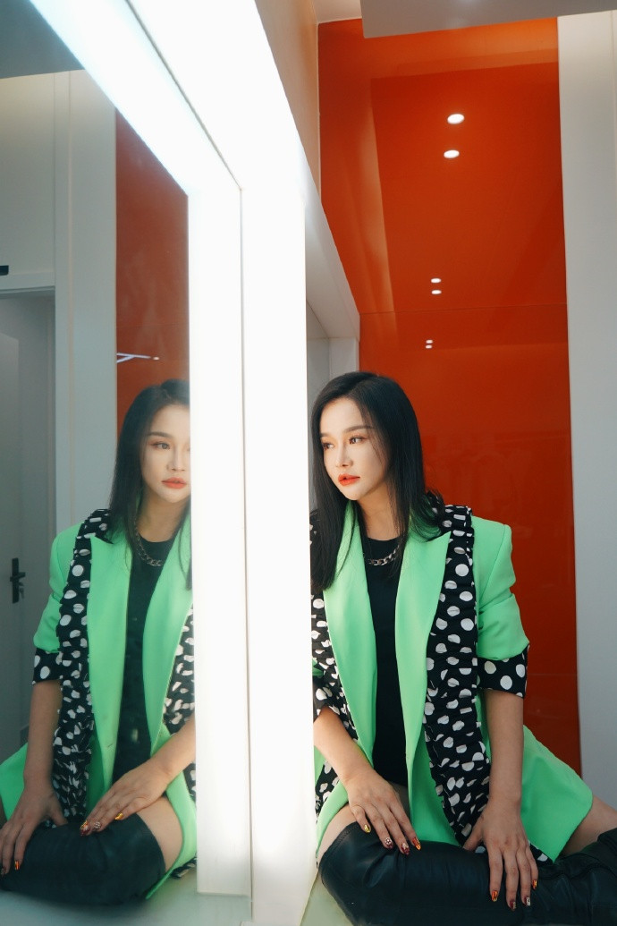 西装|冉莹颖晒开工照,穿西装脚踩10cm高跟真洋气,只看身段不像生过仨