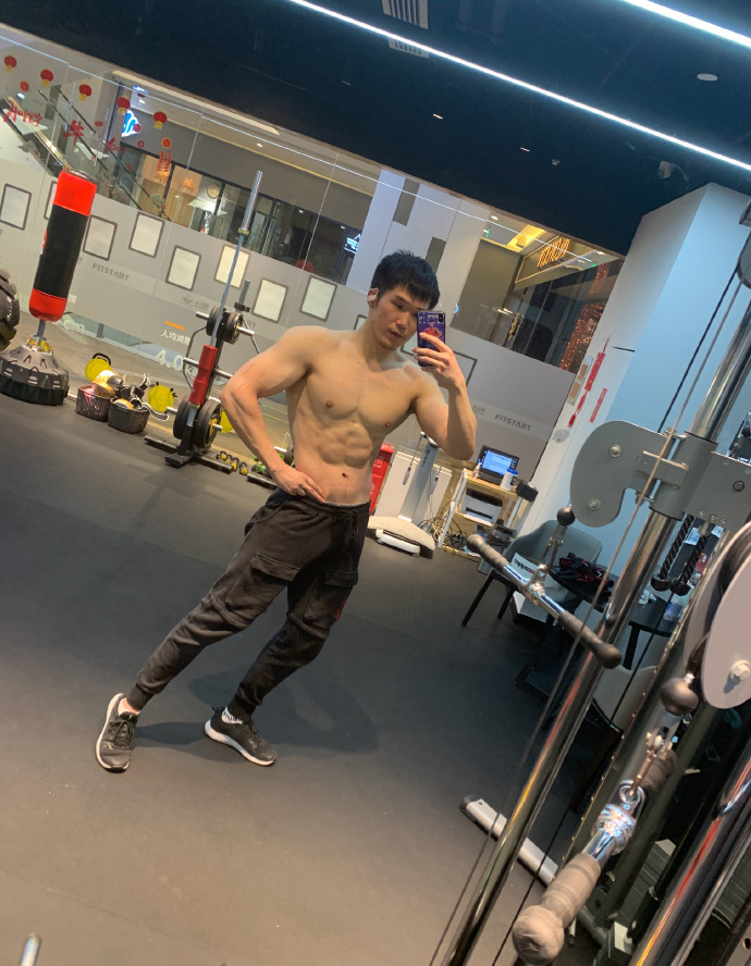 健身圈一哥 八块腹肌堪比搓衣板，没什么能比大重量做侧平举更令人兴奋！