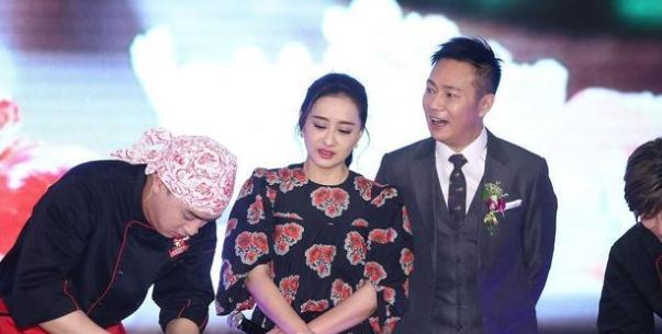 懒美人时尚|陈德容哪怕发福了也依旧自信,一身老气印花裙却穿出了少女感