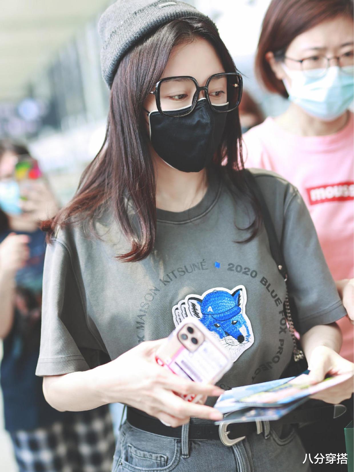 八分穿搭|秦岚私服穿搭也惊艳，T恤配牛仔裙简约利落，舒适随性又有气场