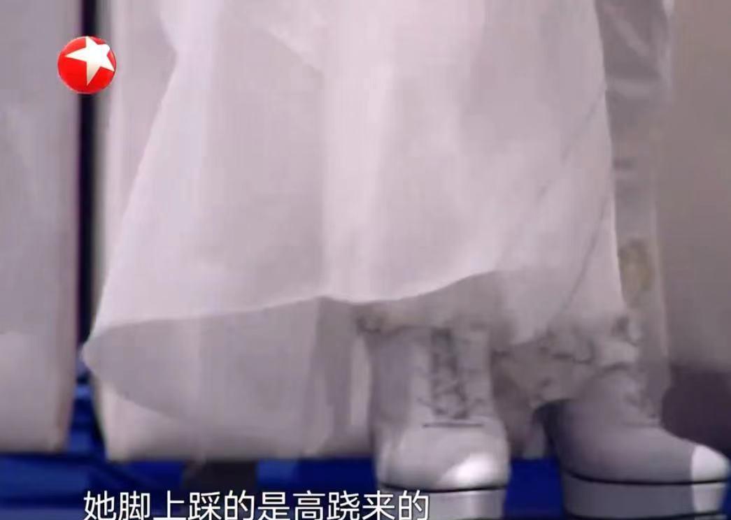 戴佩妮|戴佩妮穿恨天高表演,薛之谦调侃她踩高跷,结果一句话让他闭嘴