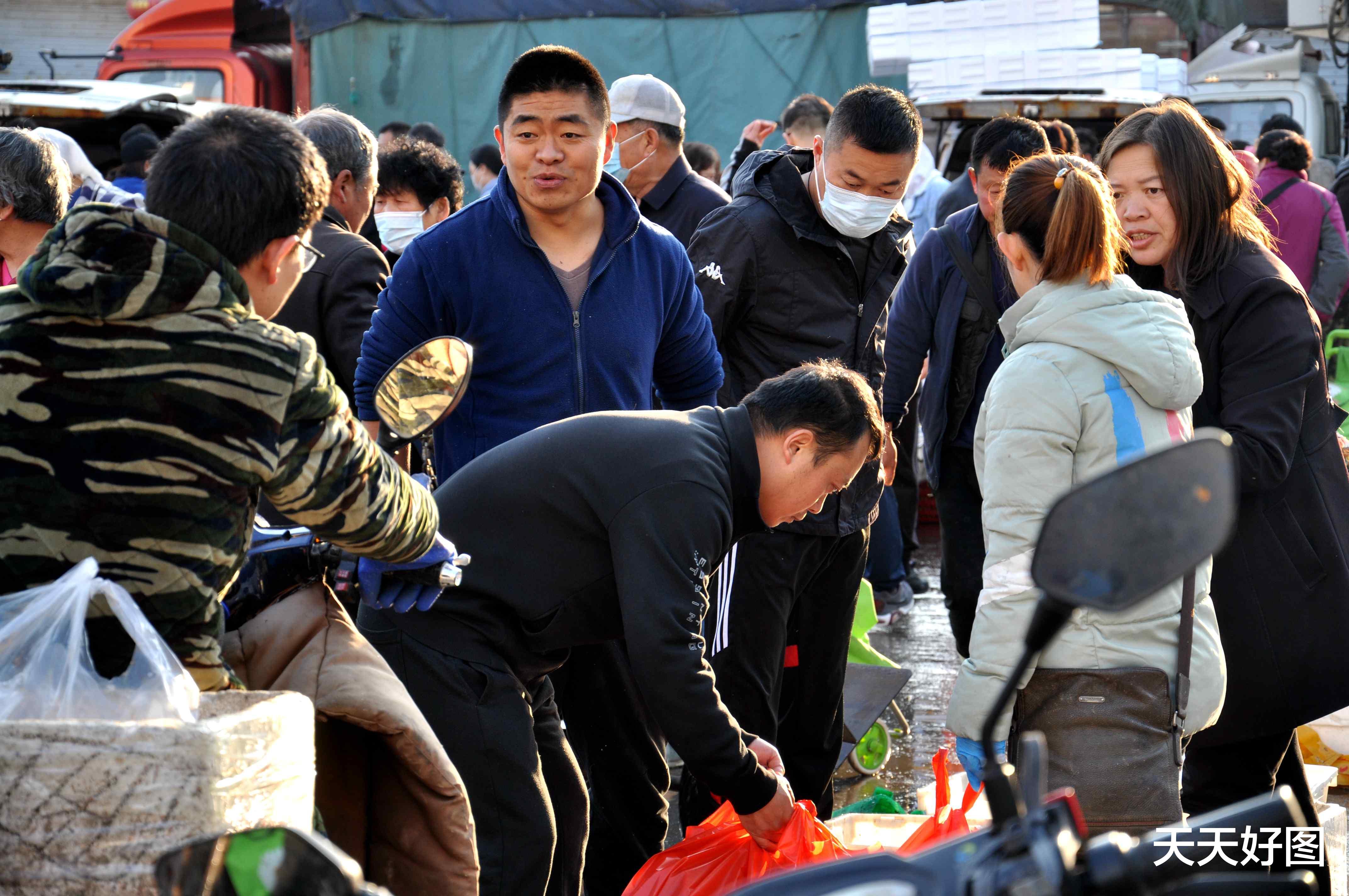 天天好图 最便宜10块钱一斤，五一小长假带火海鲜需求，青岛市场人气爆满