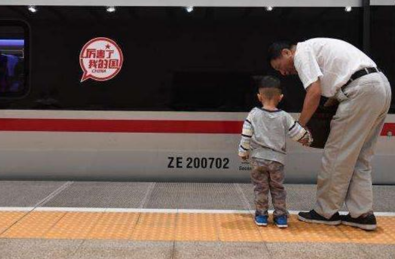 兜妈爱叨叨|“渣男宝宝”出名，刚出生就“撩”美女护士，爸爸调侃：有我风范