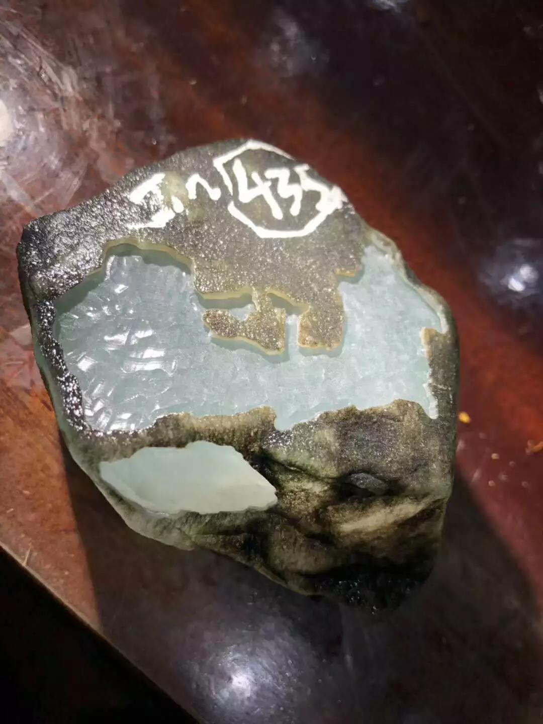翡翠|随手花3万买的莫西沙料，一不小心擦出高冰玻璃种翡翠！