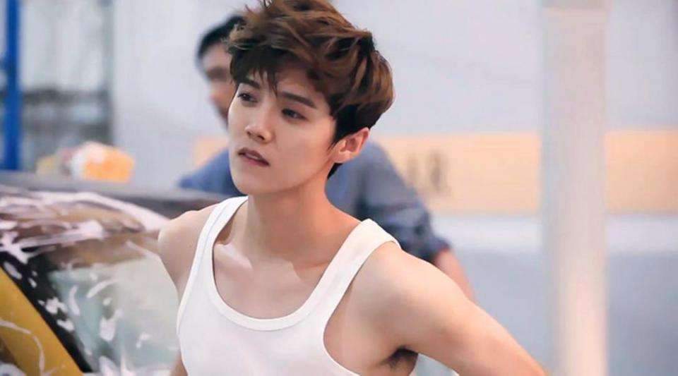 鹿晗|小鲜肉掀起硬汉风，蔡徐坤留胡须，黄子韬晒腹肌，鹿晗配大金项链