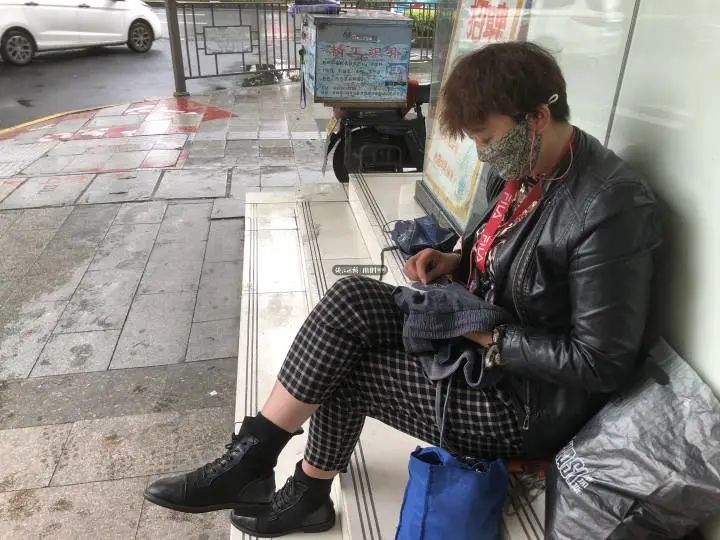 半岛晨报 能补LV，还能补豪车！大姐靠这手艺买了房