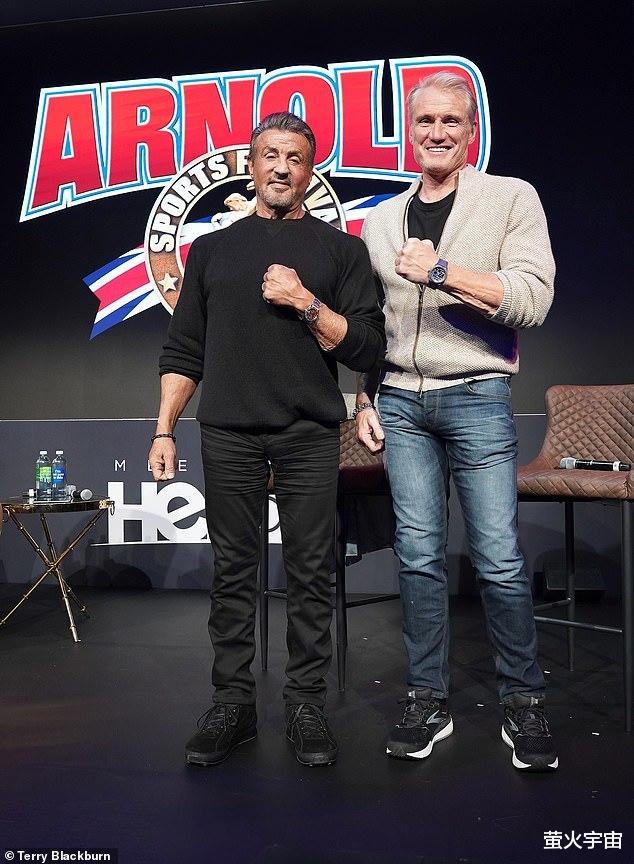 电影|75岁史泰龙和63岁龙格尔重聚，欢乐多，硬汉们都有“小娇妻”