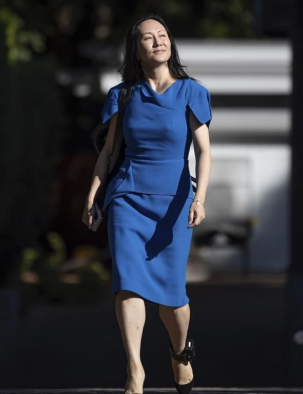 时尚风行派|孟晚舟亮眼色系列穿搭！穿蓝宝石长裙下车如女王，浅笑比明星惊艳