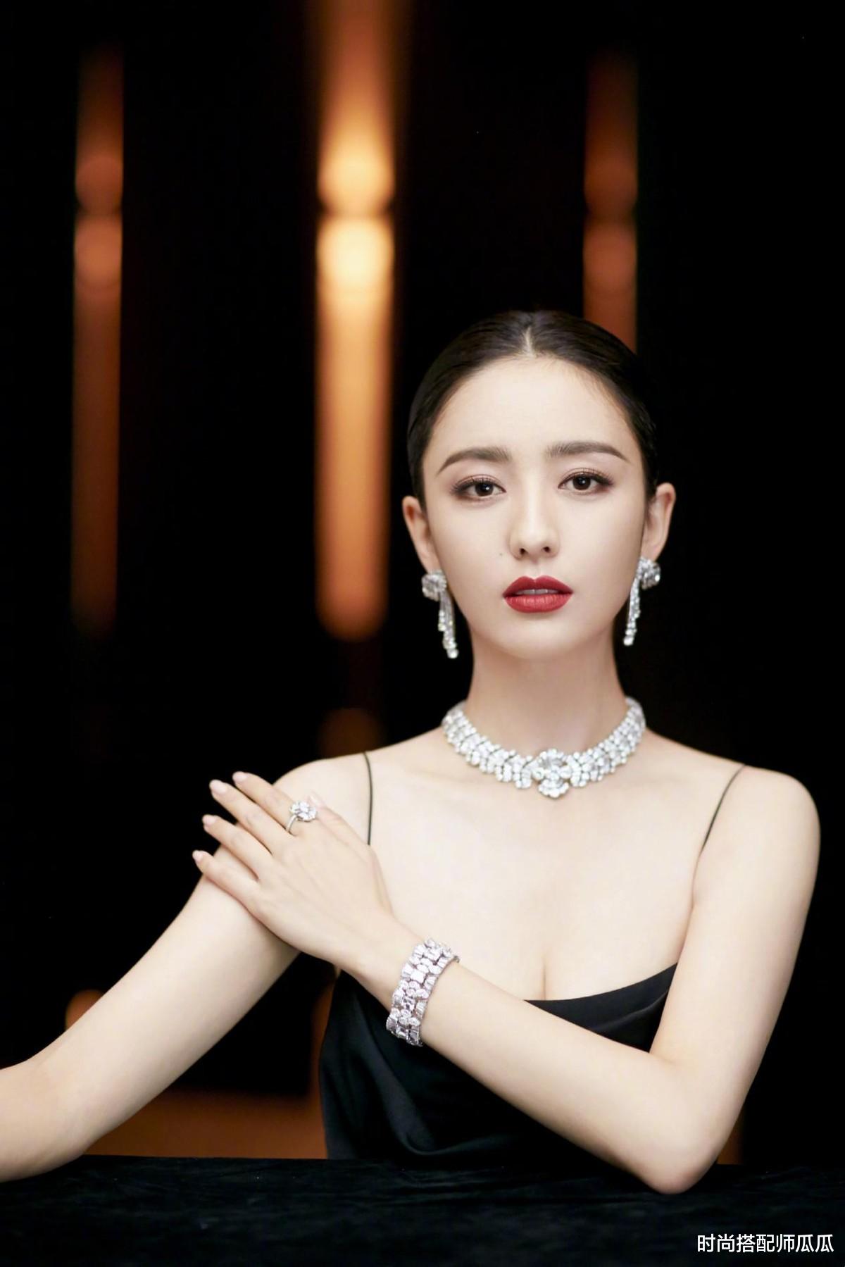 时尚搭配师瓜瓜|单身的佟丽娅美得更气质了,穿深V白裙身材惹眼,优雅又迷人