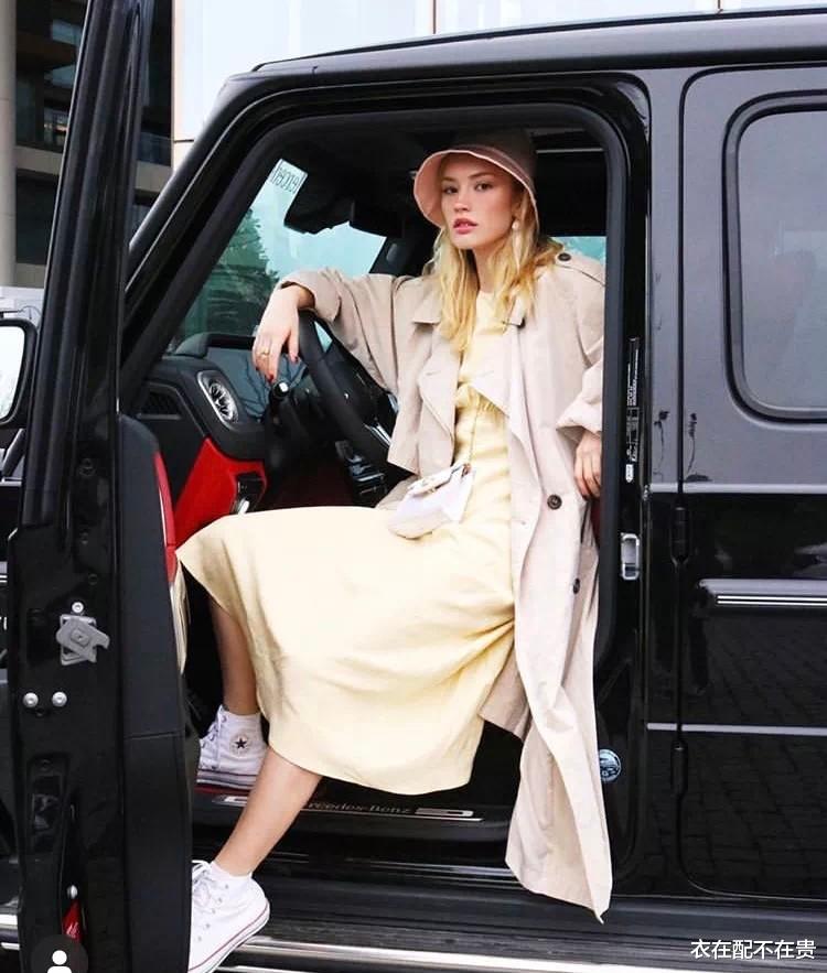 衣在配不在贵 风衣下面不一定穿裤子，以下5种搭配也很时髦，提升气质和辨识度