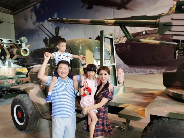 周涛|豪门阔太金巧巧晒全家福，罕见和丈夫合体，绯闻虽多但不影响感情