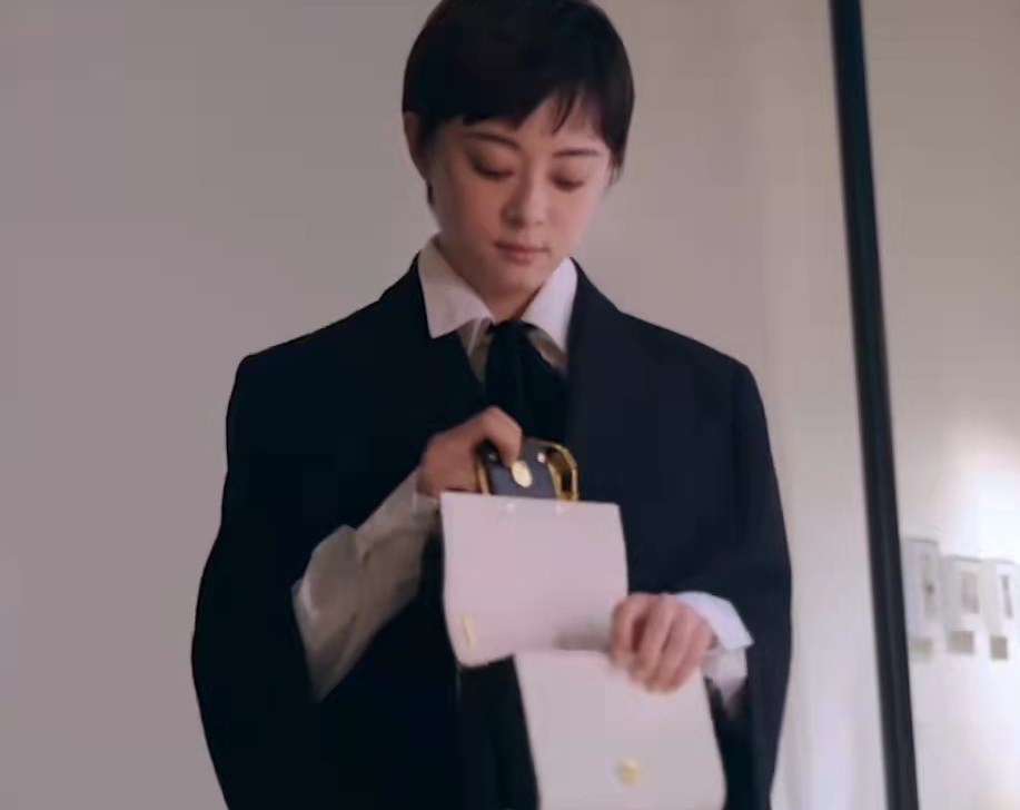 孙俪|孙俪穿大牌又翻车？光腿穿斗篷西装罕见玩性感，发型老气降低美貌