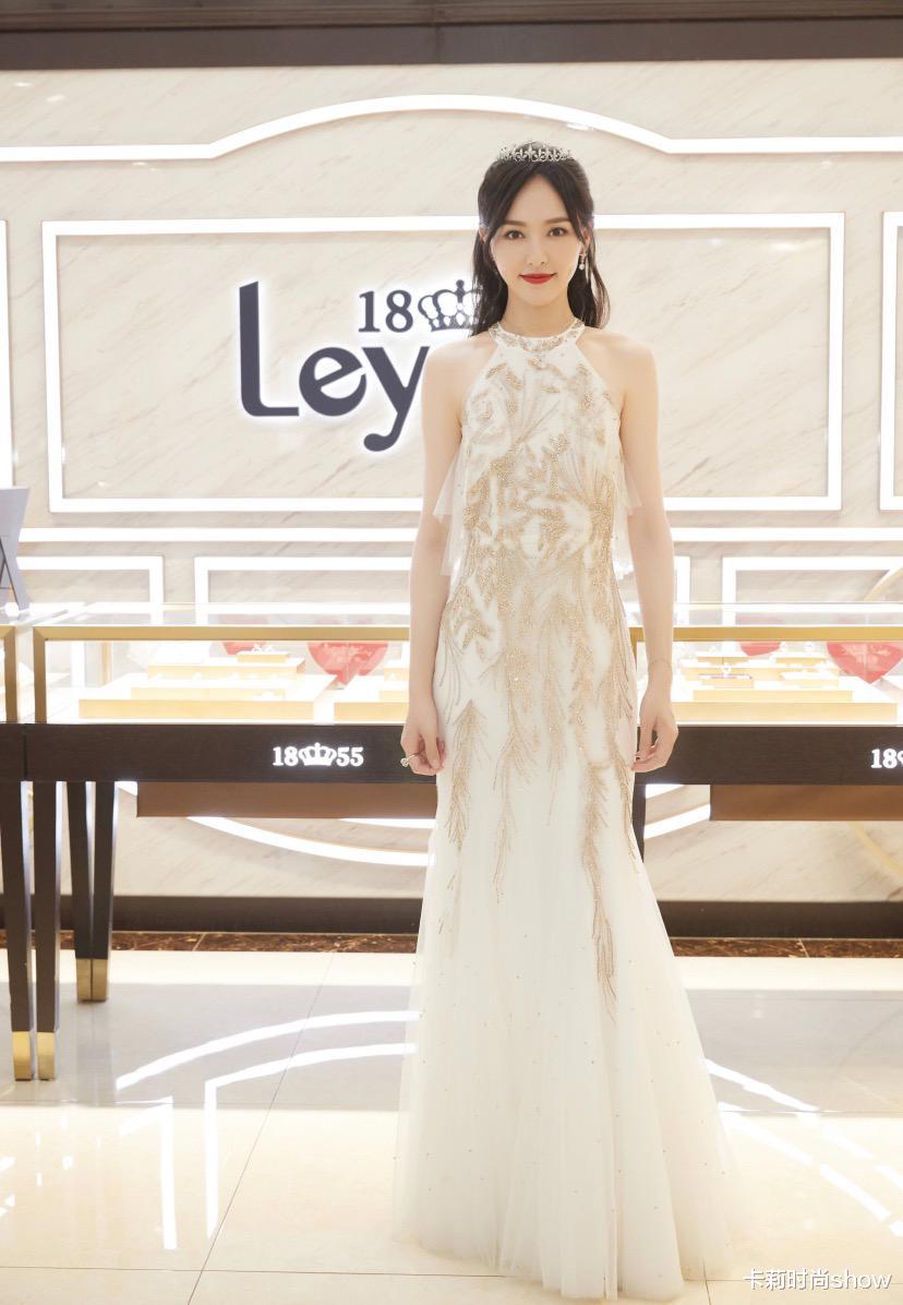 卡莉时尚show|挂脖裙是真的气质，唐嫣穿黑色太惹眼，配上大红唇有女王气场