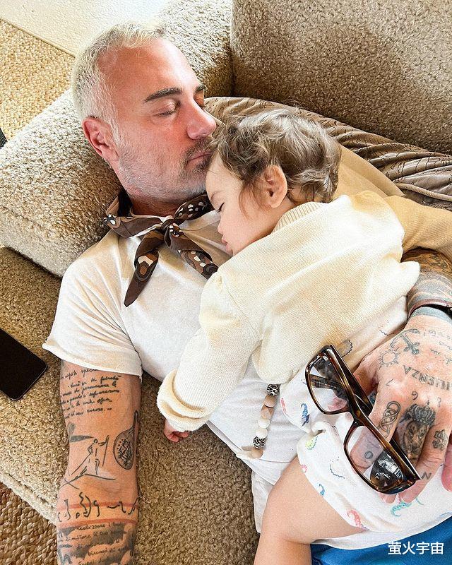 吉安|意54岁富豪宠爱1岁独生女，极尽温柔，俱乐部热吻模特女友玩得嗨