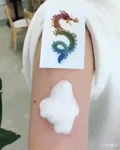 发型 “毕业照老师坐的这个位置，发型浑然天成啊！”笑岔气了！