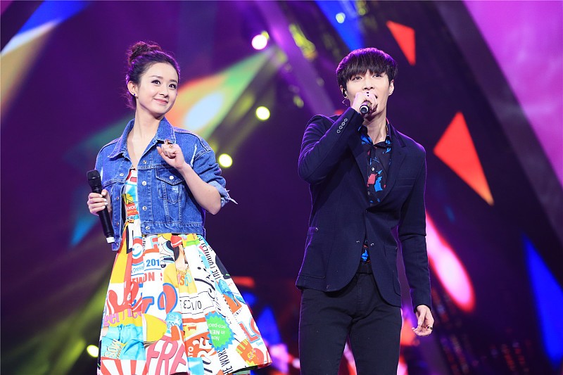 赵丽颖|赵丽颖真的好甜啊，穿得像个小朋友一样，感觉比张艺兴还年轻