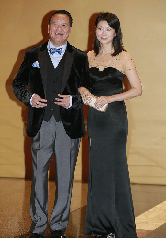 潮流前沿 万梓良小16岁娇妻太惊艳，穿黑裙搭斜刘海，尽显空姐端庄的气质