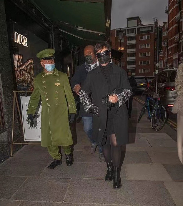 卡戴珊|66岁卡戴珊妈妈前凸后翘！穿黑丝袜秀漫画腿，掌权人的气场太霸气