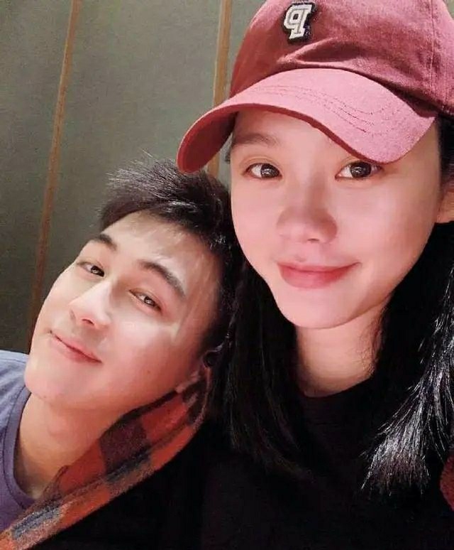 小家伙|奚梦瑶圣诞节和儿子一起装饰圣诞树，小家伙忙前忙后，兴致极高