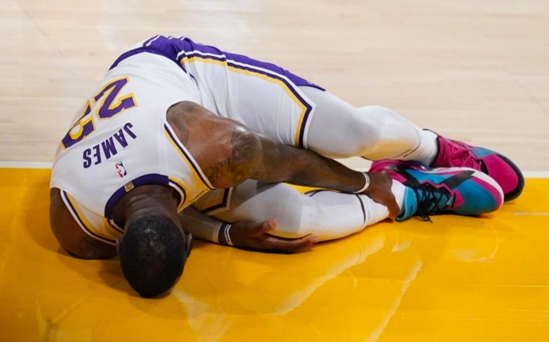 湖人队|支柱坍塌！湖人更衣室赛后鸦雀无声，沃格尔：我负全部责任