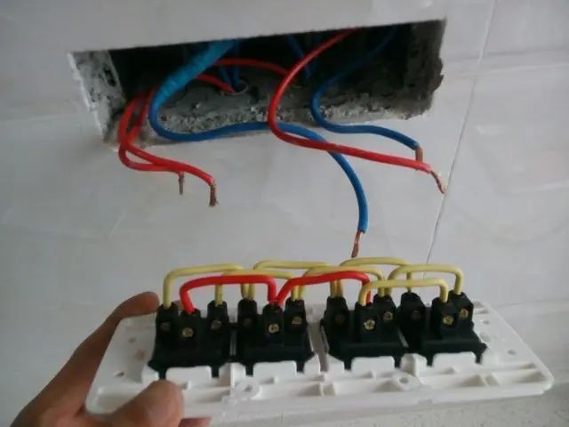 |装修时，打算把全屋换成4平方的电线，师傅却笑我是个憨憨
