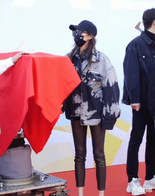 斛珠夫人|关晓彤的腿太绝了！新剧开拍进组，真是期待值满满