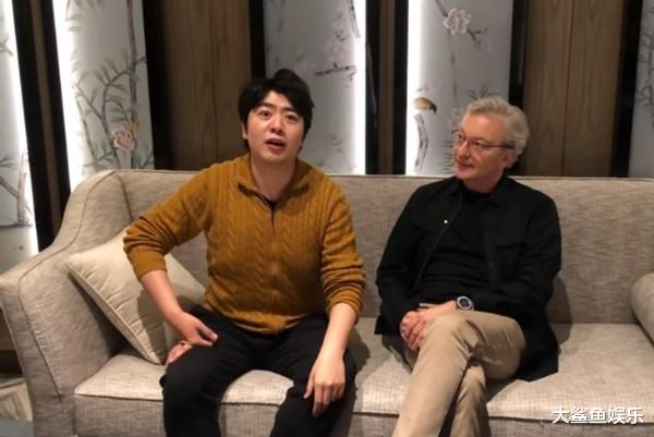 郎朗|郎朗罕见和岳父岳母同框出镜，岳父穿黑色夹克配满头银发，儒雅又帅气比女婿还抢镜