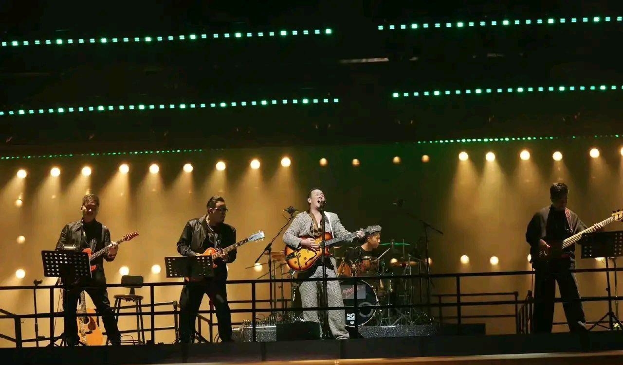 王菲|《闪光的乐队》开播，经典歌曲燃爆舞台，王靖雯选曲得到前辈肯定