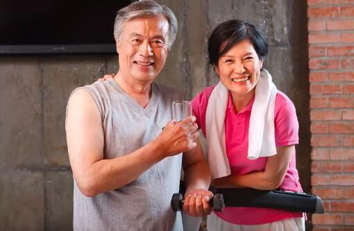 聚会 54岁的大妈两年时间内交往了7个男友，她腰缠万贯，男友一贫如洗