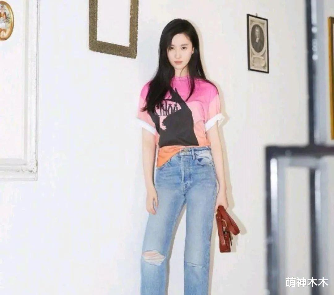 刘亦菲|刘亦菲瘦身成功?硬照P出大长腿尖下巴,新造型跟唐嫣撞款