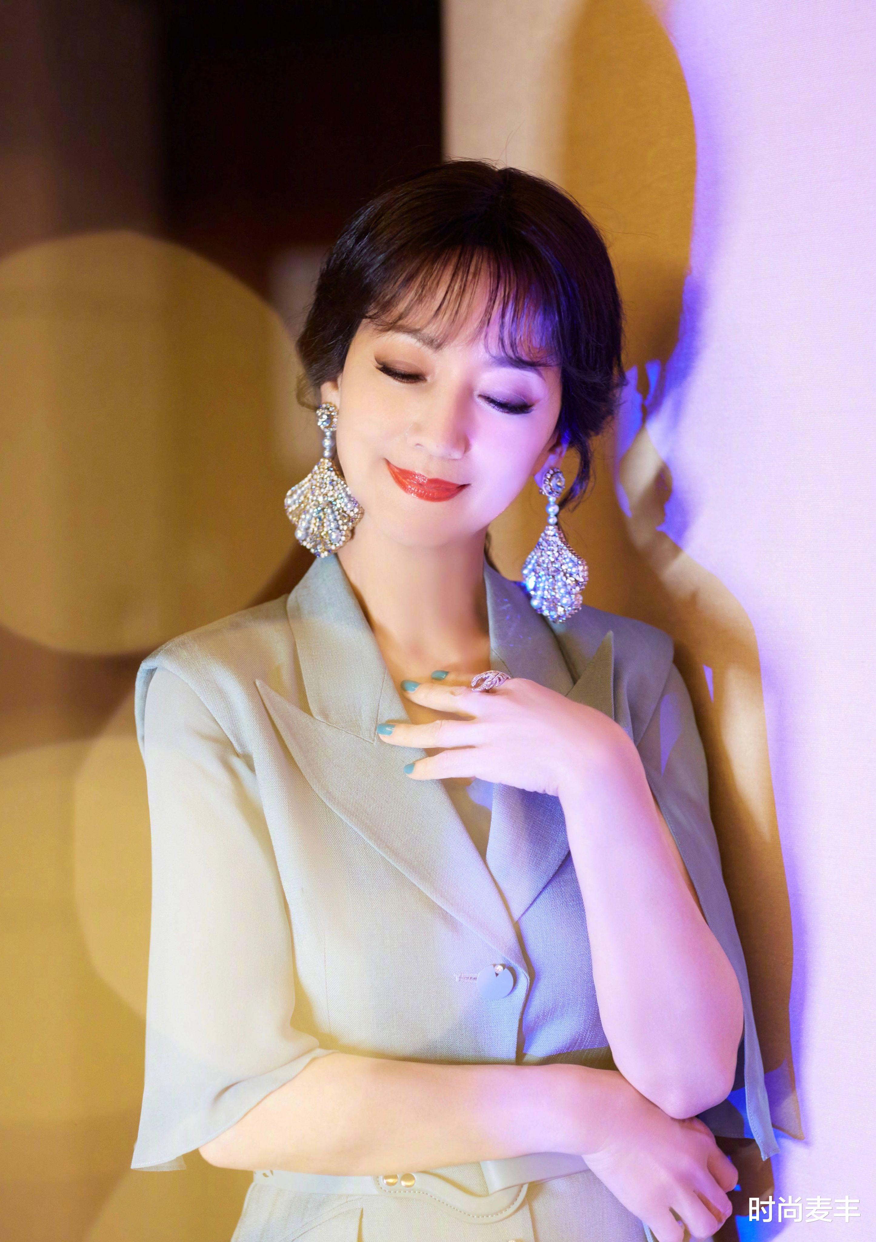 时尚麦丰|赵雅芝真是所有女人羡慕的对象，无袖西服套装，气质拿捏的刚好