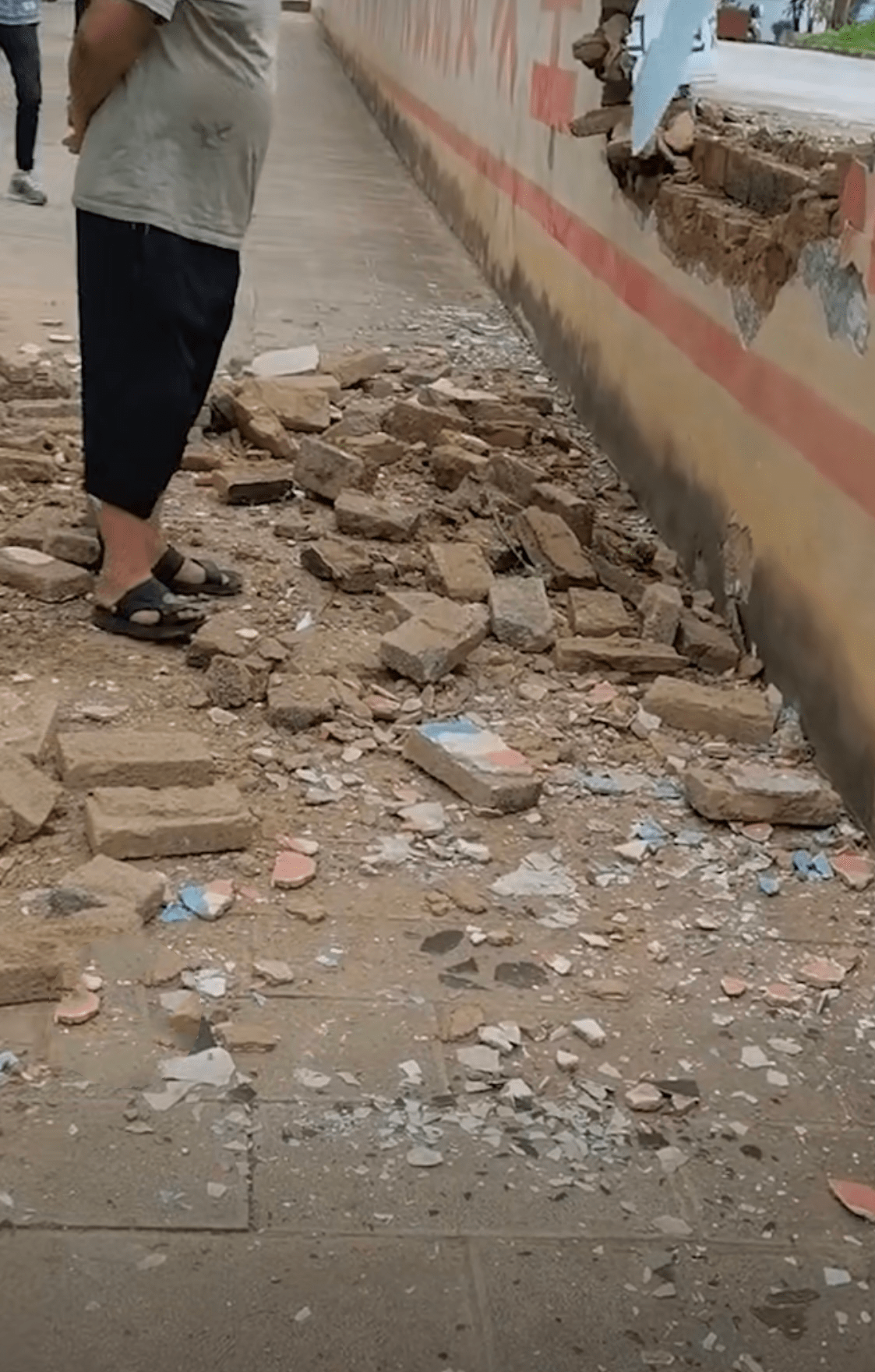 教练车 错把油门当刹车，教练车穿墙而过，驾校：原因正在调查