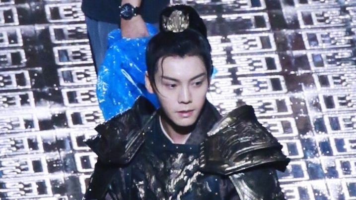 赵敏|陈伟霆形象翻车升级，路透刘海似蜈蚣腿，喜提“古装丑男主”称号