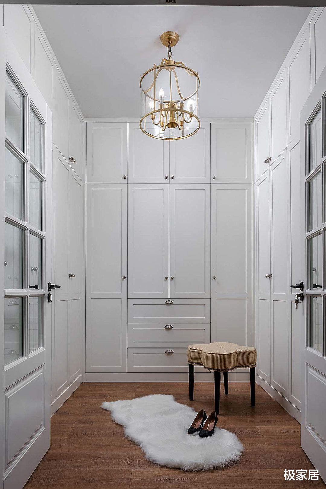 简约轻奢的现代空间,融入对称感元素,塑造线条感十足的空间