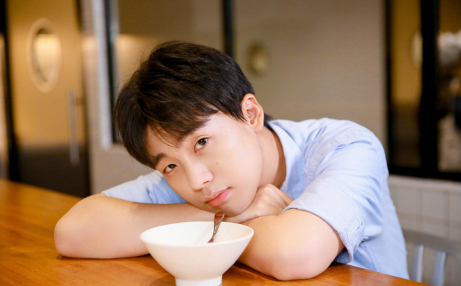 郭麒麟|有一种整容叫郭麒麟，当他尝试双眼皮贴，才知啥叫一双眼救整张脸