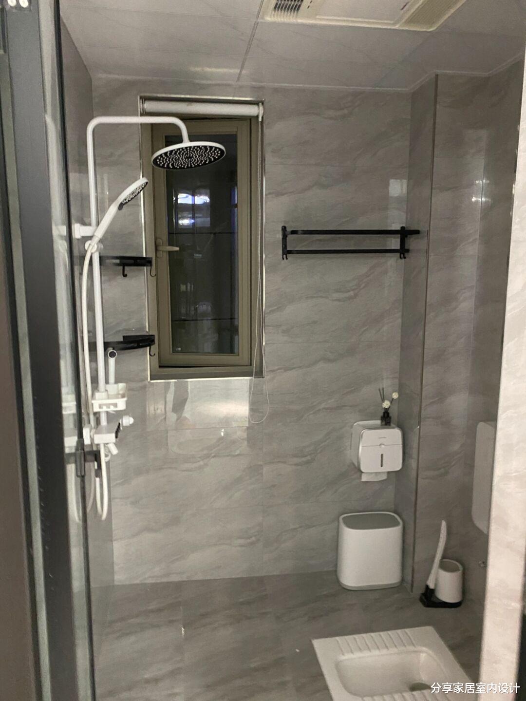 看她家准备要入住的新房,效果还不错,电视墙贴金属线条就很好看