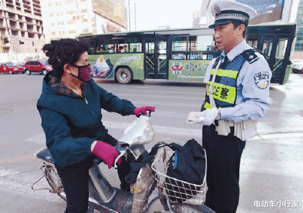 电动车小行家 女子骑电动车被扣，说从车上拿点东西，看到拿的东西后：太机智了