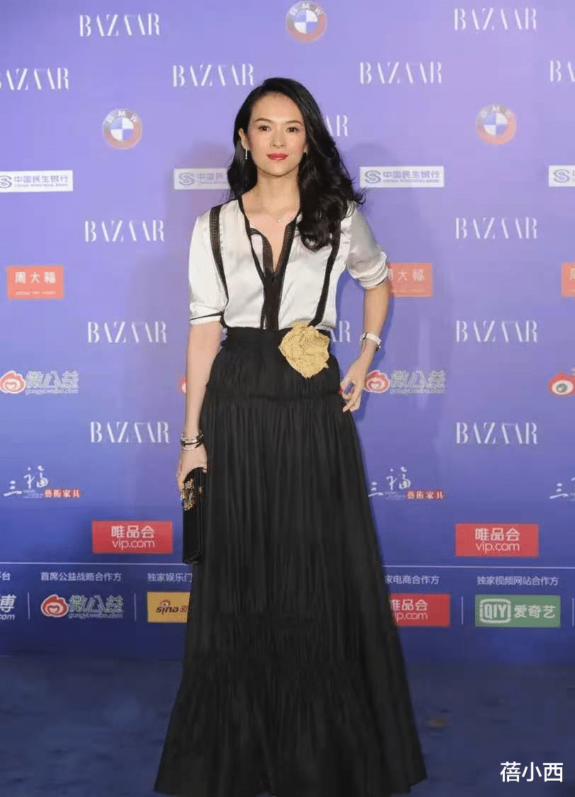 蓓小西 章子怡越老越敢穿，连衣裙深V领直接开到腹部，却又不失优雅高贵