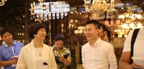 雅雅妈说 被“领养”的女生,现在发展如何?一个可继承400亿,一个成老板