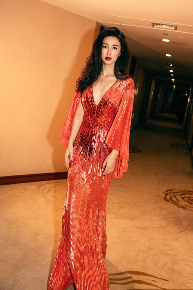 吊带裙|朱珠绿色吊带裙妩媚高级，红唇卷发尽显风情，最美面孔自由灵魂